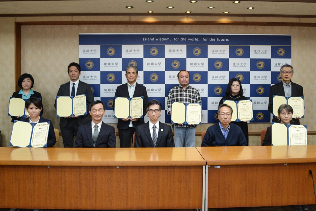 プロフェッサー・オブ・ザ・イヤーの表彰式を行いました | 琉球大学