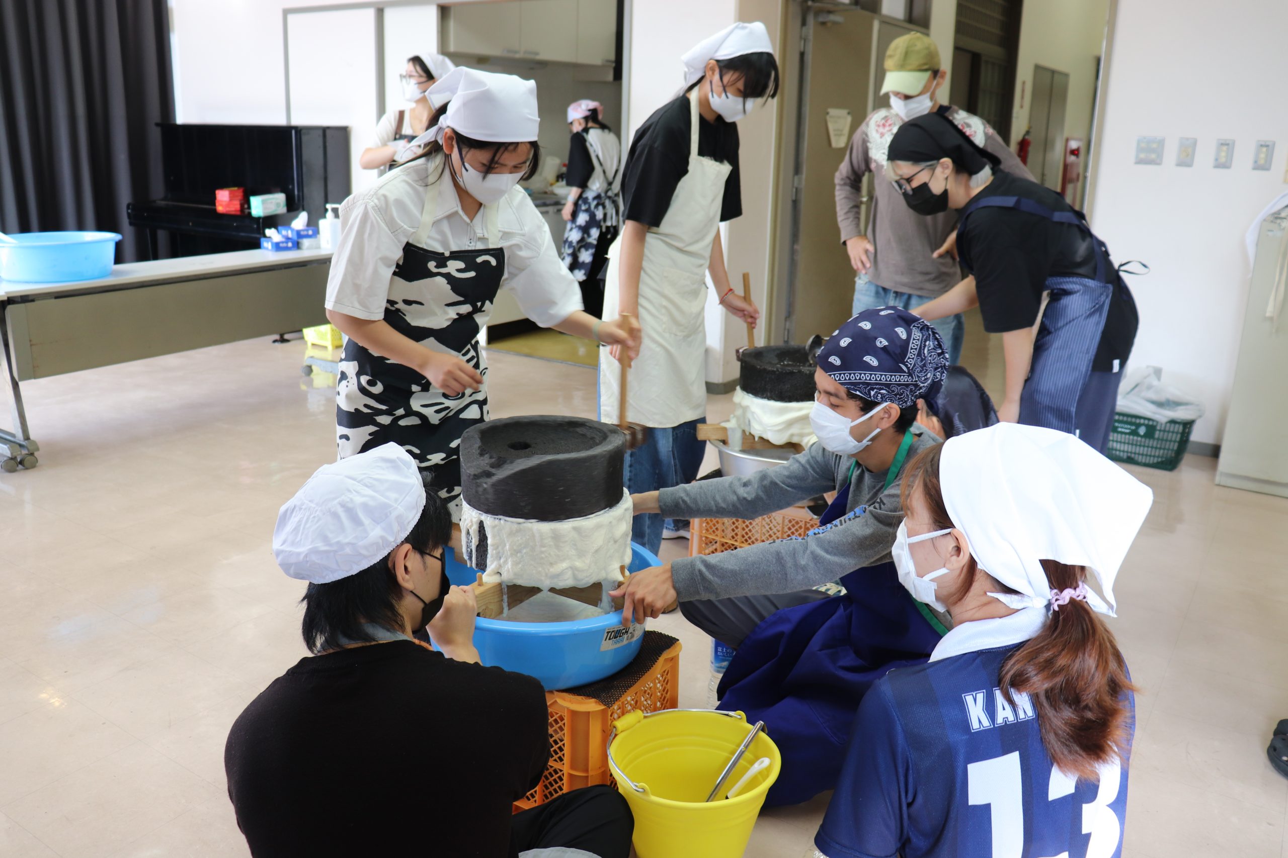 留学生の日本文化研修「豆腐作り体験学習」が行われました | 琉球大学